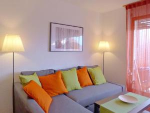 RandogneにあるApartment Fouchillau by Interhomeのリビングルーム(オレンジと黄色の枕を使用したソファ付)