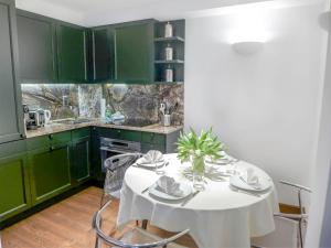 Kuchyň nebo kuchyňský kout v ubytování Apartment Chesa Sonnalpine B 52 by Interhome