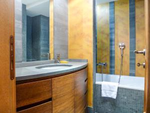 ein Bad mit einem Waschbecken und einer Dusche in der Unterkunft Apartment Chesa Sonnalpine B 52 by Interhome in St. Moritz