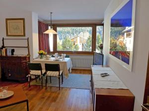 Posezení v ubytování Apartment Chesa Arlas A1 by Interhome