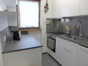 Kuchyň nebo kuchyňský kout v ubytování Apartment Chesa Arlas A1 by Interhome