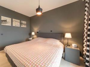 オーステンデにあるApartment Havenzicht by Interhomeのベッドルーム1室(ベッド1台、テーブル2台、ランプ2つ付)