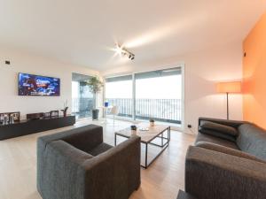 オーステンデにあるApartment Havenzicht by Interhomeのソファ2つとテレビのあるリビングルーム