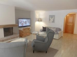 TV a/nebo společenská místnost v ubytování Apartment Chesa Fuolla Verda A8 by Interhome
