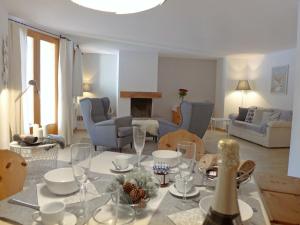 Posezení v ubytování Apartment Chesa Fuolla Verda A8 by Interhome