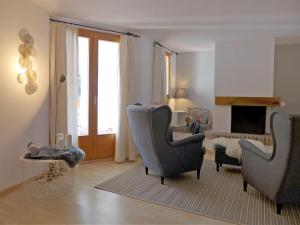 TV a/nebo společenská místnost v ubytování Apartment Chesa Fuolla Verda A8 by Interhome
