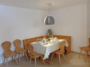 Fotografie z fotogalerie ubytování Apartment Chesa Fuolla Verda A8 by Interhome v destinaci Celerina