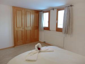 Postel nebo postele na pokoji v ubytování Apartment Chesa Fuolla Verda A8 by Interhome