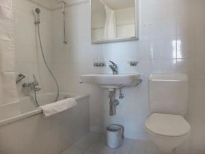 Koupelna v ubytování Apartment Chesa Fuolla Verda A8 by Interhome