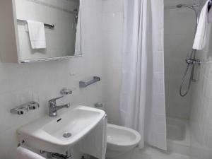Koupelna v ubytování Apartment Chesa Fuolla Verda A8 by Interhome