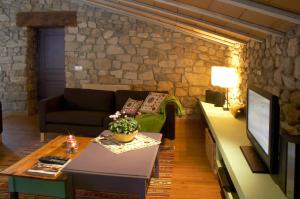 a living room with a couch and a table at Ca naleix verdu in Verdú