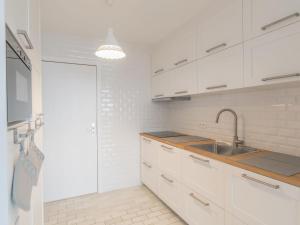 ブレーデネにあるApartment Residentie Astrid-4 by Interhomeの白いキャビネットとシンク付きのキッチン