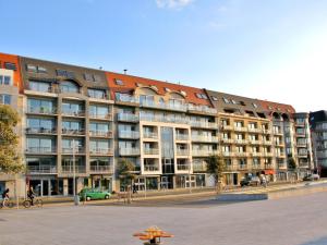 een groot appartementencomplex voor een parkeerplaats bij Apartment Queen Mary-1 by Interhome in Bredene