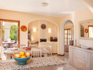 卡隆赫的住宿－Holiday Home Villa Maria by Interhome，厨房以及带一碗水果的桌子的客厅。