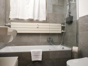 bagno con vasca e lavandino di Apartment Chesa Cripels II by Interhome a Sankt Moritz