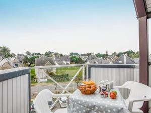 - une table avec un bol de fruits sur le balcon dans l'établissement Studio Bleue Océane by Interhome, à Légenès
