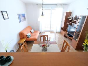 salon z kanapą i stołem w obiekcie Apartment Simanca by Interhome w mieście Sant Carles de la Ràpita