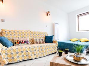 uma sala de estar com um sofá e uma cama em Studio Les Marinas-8 by Interhome em Deauville