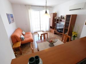 salon z kanapą i stołem w obiekcie Apartment Simanca by Interhome w mieście Sant Carles de la Ràpita