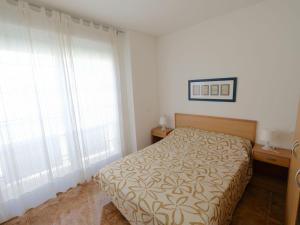 sypialnia z łóżkiem i dużym oknem w obiekcie Apartment Simanca by Interhome w mieście Sant Carles de la Ràpita