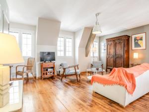 een woonkamer met een bed en een televisie bij Apartment Grands Degrès by Interhome in Saint-Malo