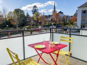 カルナックにあるApartment Stella Marine-1 by Interhomeの景色を望むバルコニー(赤いテーブル、椅子付)