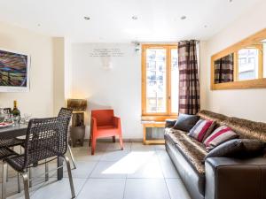 ein Wohnzimmer mit einem Sofa und einem Tisch in der Unterkunft Studio Le Sefcotel - Val Claret-22 by Interhome in Tignes