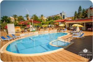 Bazén v ubytování Emily Rose Hotel nebo v jeho okolí