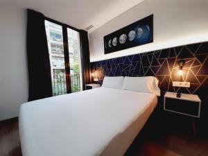 Posteľ alebo postele v izbe v ubytovaní Hostal Laia by gaiarooms