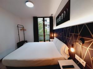 מיטה או מיטות בחדר ב-Hostal Laia by gaiarooms