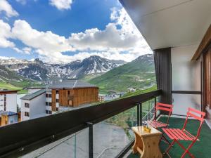 einen Balkon mit 2 Stühlen und Bergblick in der Unterkunft Apartment Le Bec Rouge - Le Lac-5 by Interhome in Tignes