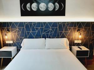 Posteľ alebo postele v izbe v ubytovaní Hostal Laia by gaiarooms + 16 fotografií
