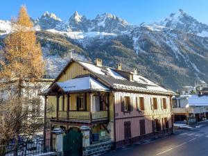 O vedere generală la munți sau o vedere la munte luată de la acest apartament