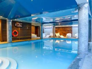 een zwembad op een cruiseschip bij Apartment Ginabelle 1-1 by Interhome in Chamonix-Mont-Blanc