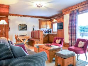 een woonkamer met een bank en een tafel bij Apartment Ginabelle 1-1 by Interhome in Chamonix-Mont-Blanc