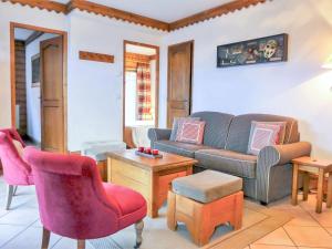 een woonkamer met een bank, stoelen en tafels bij Apartment Ginabelle 1-1 by Interhome in Chamonix-Mont-Blanc