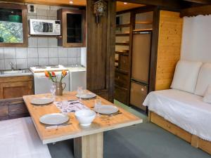 kuchnia ze stołem i łóżko w pokoju w obiekcie Apartment Grand Roc-4 by Interhome w Chamonix-Mont-Blanc