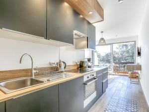 Kuchyň nebo kuchyňský kout v ubytování Apartment Les Louvans-8 by Interhome