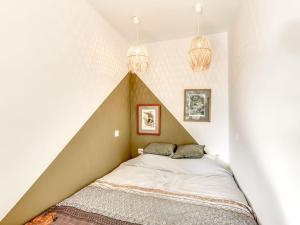 Een bed of bedden in een kamer bij Apartment Les Louvans-8 by Interhome