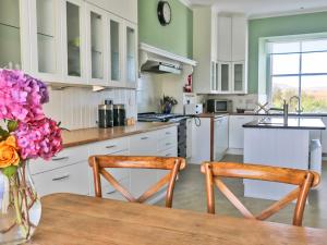 Virtuvė arba virtuvėlė apgyvendinimo įstaigoje Holiday Home Dunvegan House by Interhome