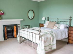 Un pat sau paturi într-o cameră la Holiday Home Dunvegan House by Interhome