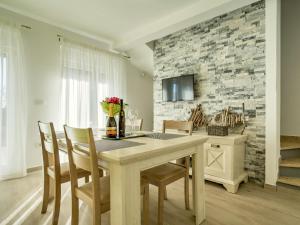 una sala da pranzo con tavolo e sedie di Holiday Home Dario by Interhome a Novigrad Istria