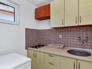 een keuken met een spoelbak en een aanrechtblad bij Apartment Cico-6 by Interhome in Selca kod Bogomolja