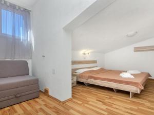 een kleine slaapkamer met een bed en een stoel bij Apartment Cico-9 by Interhome in Selca kod Bogomolja