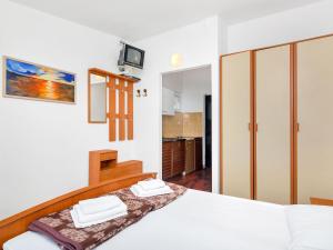 een slaapkamer met een wit bed en een badkamer bij Apartment Cico-5 by Interhome in Selca kod Bogomolja