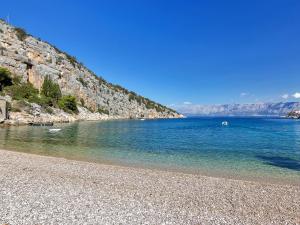 een grote hoeveelheid water met een rotsachtig strand bij Apartment Cico-8 by Interhome in Selca kod Bogomolja