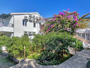 Vonkajšia záhrada v ubytovaní Apartment Rubin-10 by Interhome