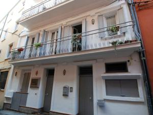 un edificio bianco con balcone con piante di Apartment Palazzo Antiche Porte-1 by Interhome a Rimini