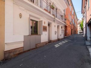 una strada vuota in un vicolo tra due edifici di Apartment Palazzo Antiche Porte-1 by Interhome a Rimini