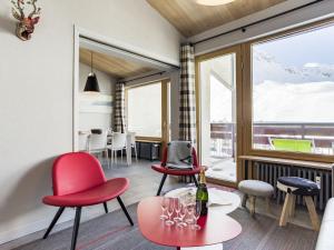 O zonă de relaxare la Apartment Les Hauts du Val Claret - Val Claret-21 by Interhome +24 fotografii